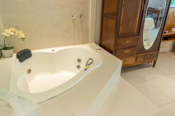 Jetted tub