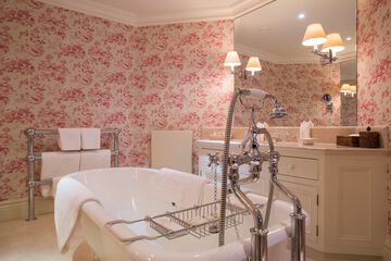 Deep soaking bathtub
