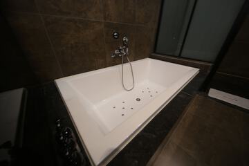 Deep soaking bathtub