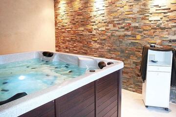 Indoor spa tub