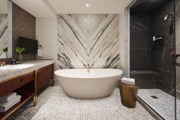 Deep soaking bathtub
