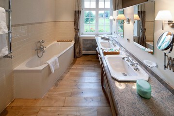 Deep soaking bathtub