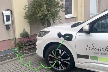 Electric vehicle charging station
