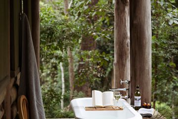 Deep soaking bathtub