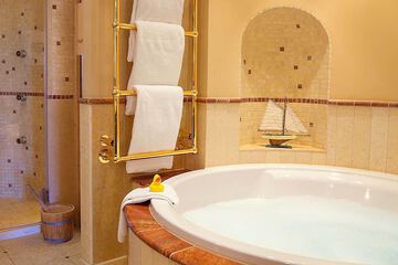 Deep soaking bathtub