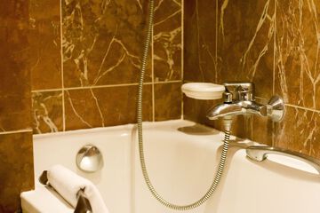 Deep soaking bathtub