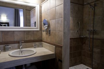 Bathroom sink