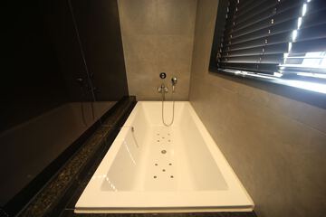 Deep soaking bathtub