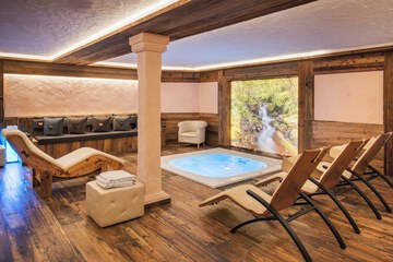 Indoor spa tub