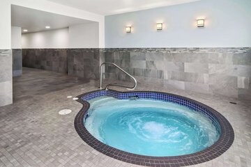 Indoor spa tub