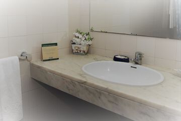 Bathroom sink