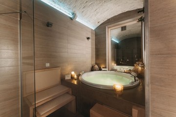 Indoor spa tub