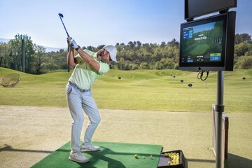 Indoor golf driving range