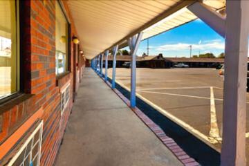Budget Inn & Suites