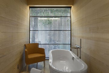 Deep soaking bathtub