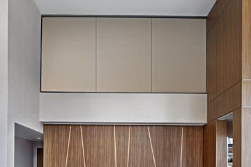 Check-in/check-out kiosk