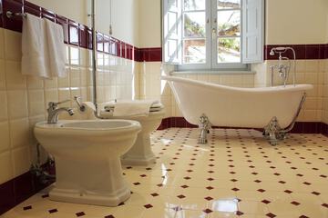 Deep soaking bathtub