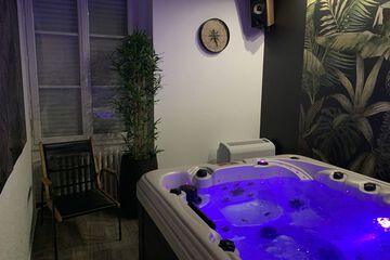 Indoor spa tub