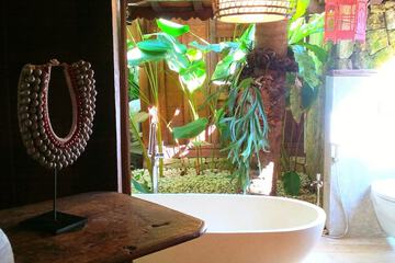 Deep soaking bathtub