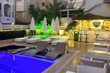 Swim-up bar