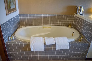 Deep soaking bathtub