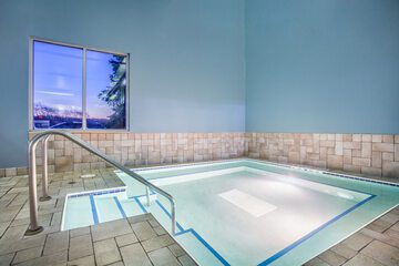 Indoor spa tub