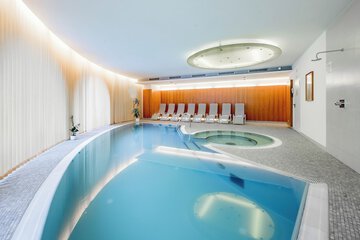 Indoor/outdoor pool