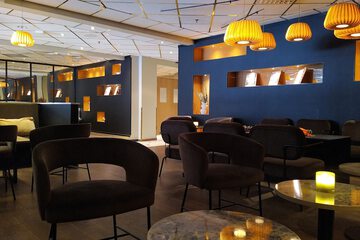 Lobby lounge