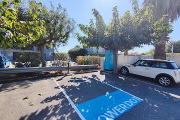 Electric vehicle charging station