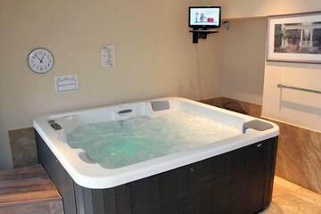 Indoor spa tub