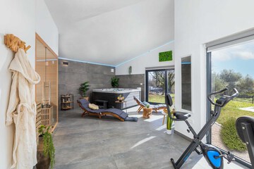 Indoor spa tub