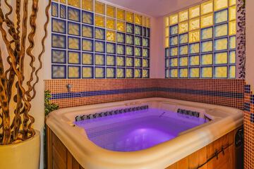 Indoor spa tub