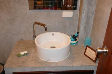 Bathroom sink