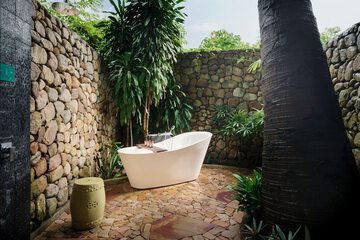 Deep soaking bathtub