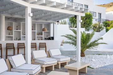 Poolside bar
