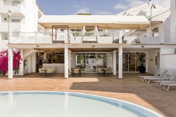 Poolside bar