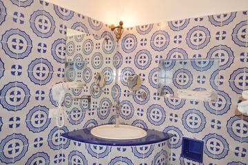 Bathroom sink