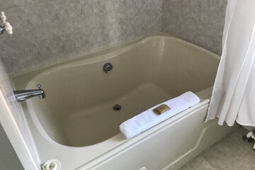 Deep soaking bathtub