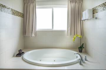 Deep soaking bathtub