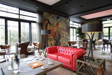 Lobby lounge