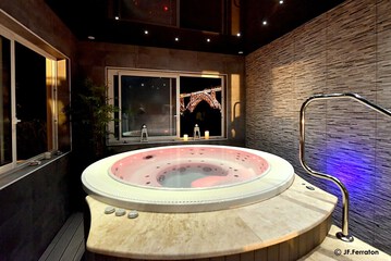 Indoor spa tub