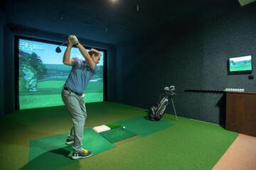 Indoor golf driving range