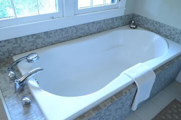 Deep soaking bathtub