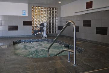 Indoor spa tub