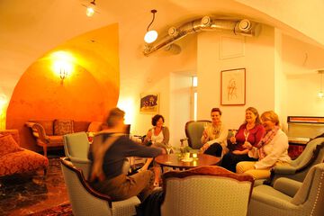Lobby lounge