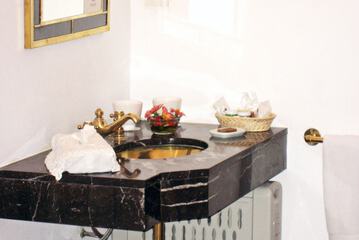 Bathroom sink
