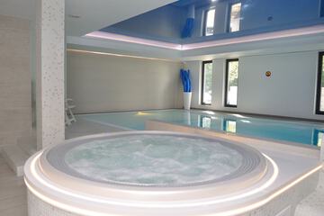 Indoor spa tub