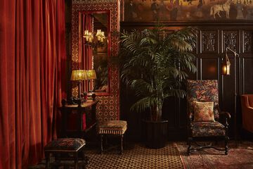 Lobby lounge