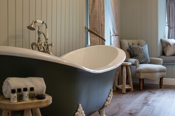 Deep soaking bathtub