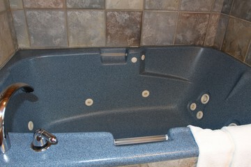 Deep soaking bathtub